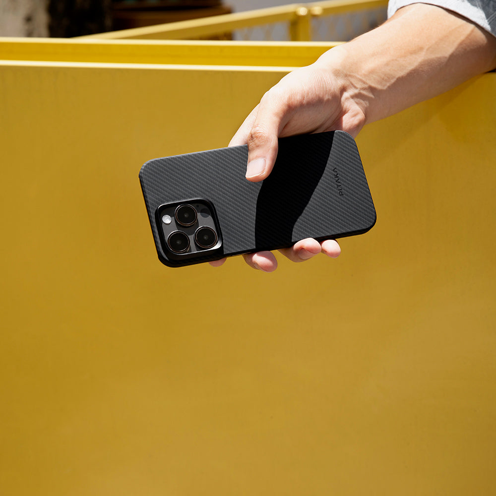 iPhone 15 Pro Max Kılıf M-safe Şarj Özellikli 600D Aramid Fiber Pitaka Ultra-Slim Classic Serisi Black-Grey Twill Kapak