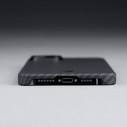iPhone 14 Kılıf M-safe Şarj Özellikli 1500D Aramid Fiber Pitaka Ultra-Slim Classic Serisi Black-Grey Twill Kapak