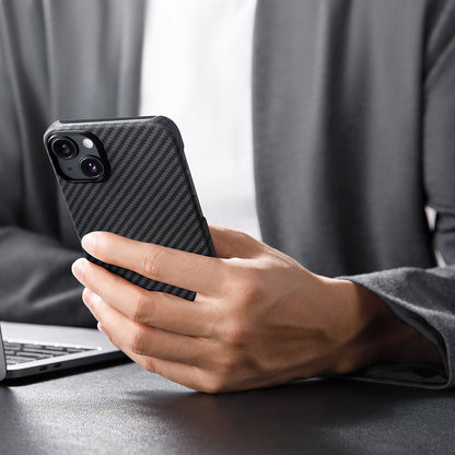 iPhone 14 Kılıf M-safe Şarj Özellikli 1500D Aramid Fiber Pitaka Ultra-Slim Classic Serisi Black-Grey Twill Kapak