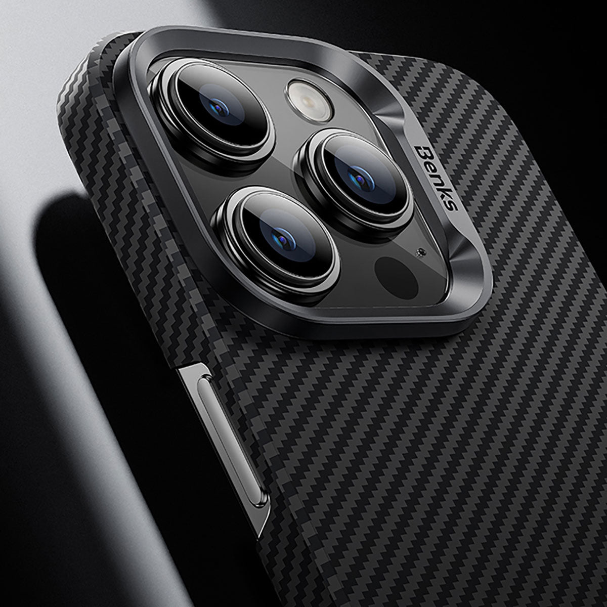 iPhone 15 Plus Kılıf M-safe Özellikli Karbon Fiber Benks Essential ArmorAir 600D Kevlar Kapak