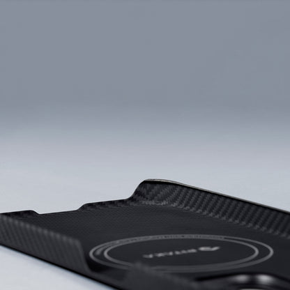 iPhone 15 Plus Kılıf M-safe Şarj Özellikli 600D Aramid Fiber Pitaka Ultra-Slim Classic Serisi Black-Grey Twill Kapak