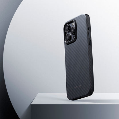 iPhone 15 Pro Kılıf M-safe Şarj Özellikli 1500D Aramid Fiber Pitaka Military-Grade Classic Serisi Black-Grey Twill Kapak