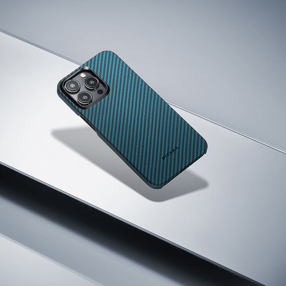 iPhone 15 Pro Kılıf M-safe Şarj Özellikli 1500D Aramid Fiber Pitaka Ultra-Slim Classic Serisi Black-Blue Twill Kapak