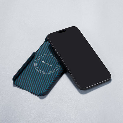 iPhone 15 Pro Kılıf M-safe Şarj Özellikli 1500D Aramid Fiber Pitaka Ultra-Slim Classic Serisi Black-Blue Twill Kapak