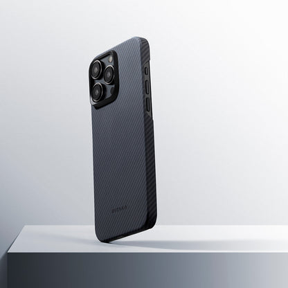 iPhone 15 Pro Kılıf M-safe Şarj Özellikli 600D Aramid Fiber Pitaka Ultra-Slim Classic Serisi Black-Grey Twill Kapak