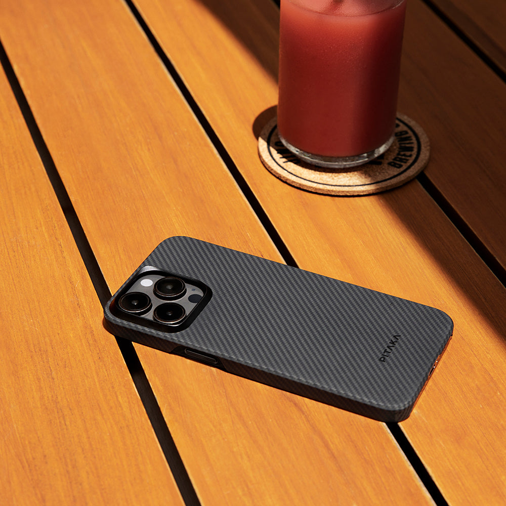 iPhone 15 Pro Kılıf M-safe Şarj Özellikli 600D Aramid Fiber Pitaka Ultra-Slim Classic Serisi Black-Grey Twill Kapak
