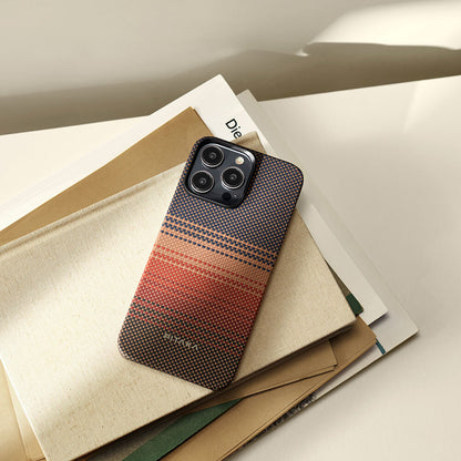 iPhone 15 Pro Kılıf M-safe Şarj Özellikli Aramid Fiber Pitaka Tactile Woven Sunset-Moonrise Serisi Sunset Kapak