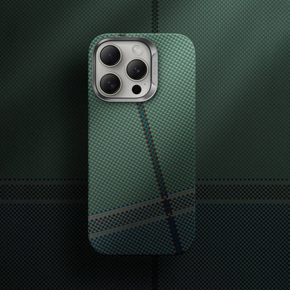 iPhone 15 Pro Kılıf M-safe Şarj Özellikli Karbon Fiber Tasarımlı Benks Passion Green ArmorAir Kevlar Kapak