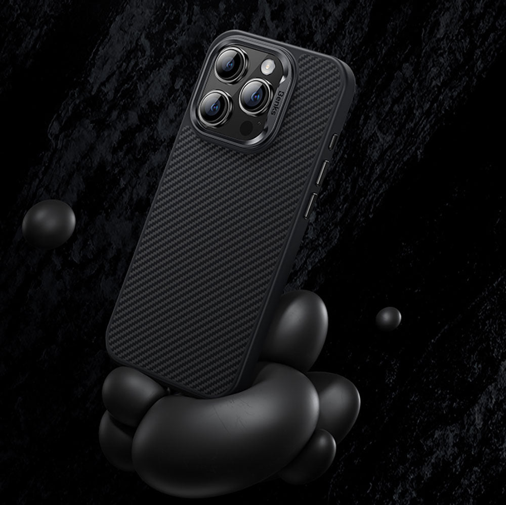 iPhone 15 Pro Max Kılıf Karbon Fiber M-safe Şarj Özellikli Benks Hybrid ArmorPro 600D Kevlar Kapak