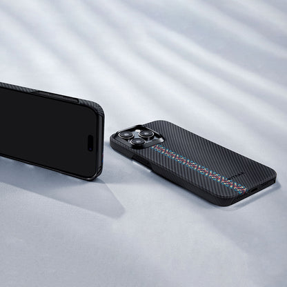 iPhone 15 Pro Max Kılıf M-safe Şarj Özellikli 600D Aramid Fiber Pitaka Tactile Woven Orchestra Serisi Rhapsody Kapak