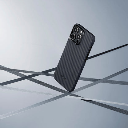 iPhone 15 Pro Max Kılıf M-safe Şarj Özellikli 600D Aramid Fiber Pitaka Ultra-Slim Classic Serisi Black-Grey Twill Kapak