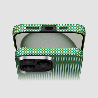 iPhone 16 Plus Kılıf M-safe Şarj Özellikli Aramid Fiber Pitaka Ultra-Slim Classic Serisi Forest Green Kapak