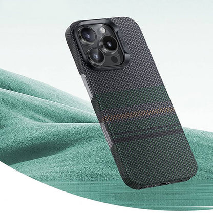 iPhone 16 Plus Kılıf M-safe Şarj Özellikli Karbon Fiber Tasarımlı Benks Aurora ArmorAir Kevlar Kapak