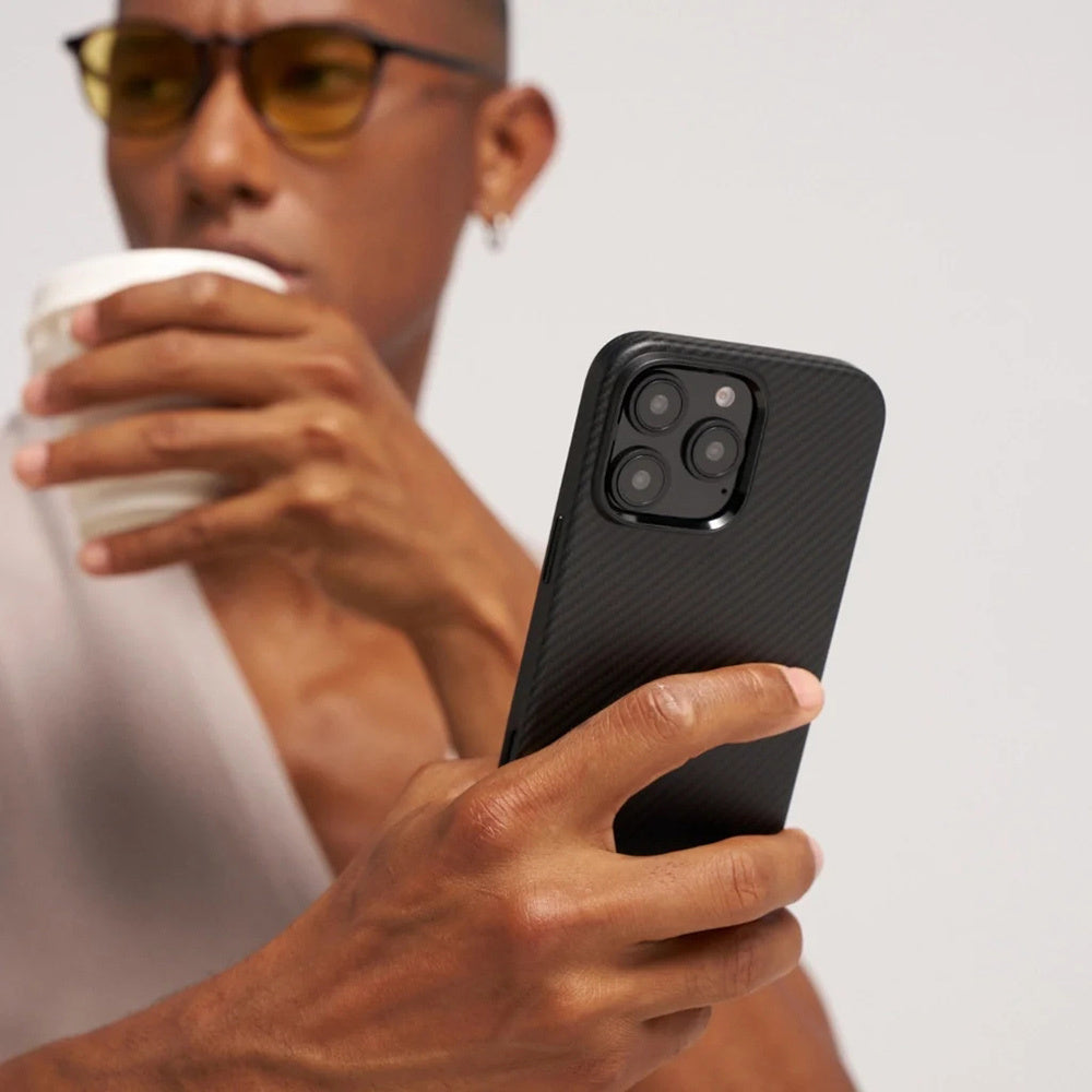 iPhone 16 Pro Max Kılıf M-safe Şarj Özellikli Aramid Fiber Pitaka Military-Grade Classic Serisi Black-Grey Twill Kapak