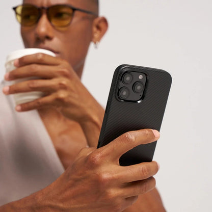 iPhone 16 Pro Max Kılıf M-safe Şarj Özellikli Aramid Fiber Pitaka Military-Grade Classic Serisi Black-Grey Twill Kapak