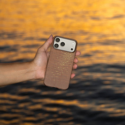 iPhone 17 Pro Kılıf M-safe Şarj Özellikli Aramid Fiber Pitaka Glints of Gold Ultra Slim Serisi Kapak
