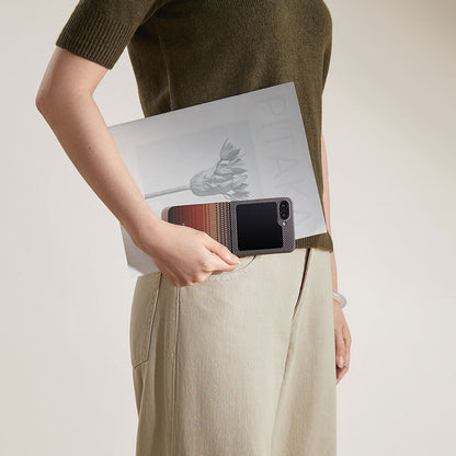 Galaxy Z Flip 6 Kılıf M-safe Şarj Özellikli Aramid Fiber Pitaka Tactile Woven Sunset-Moonrise Serisi Sunset Kapak