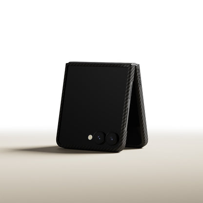 Galaxy Z Flip 7 Kılıf M-safe Şarj Özellikli 600D Aramid Fiber Pitaka Ultra-Slim Classic Serisi Black-Grey Twill Kapak
